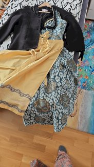 Dirndel und Wanderschuh