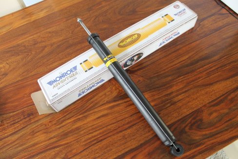 1x St. NEUER Volvo Stossdämpfer hinten für z.B. V50 S40 C30