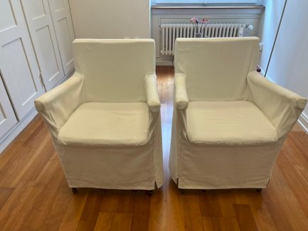 2 weisse Sessel mit Stoffbezug auf Rollen - Gratisinserat.ch