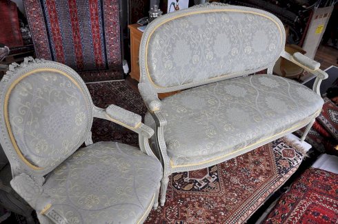 Sofa / Kanapee im Louis-Seize-Stil mit vier passenden Stühlen - Gratisinserat.ch