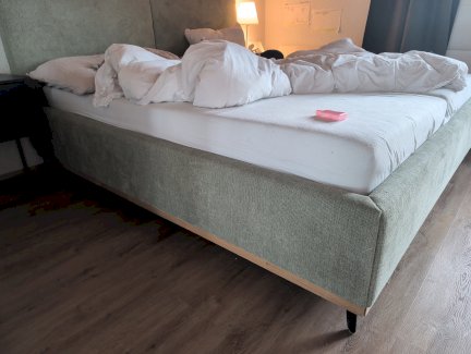 Bett zu verkaufen mit Lattenrost  - Gratisinserat.ch