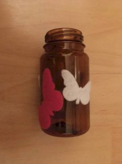 Plastikvase mit Schmetterlingen - Gratisinserat.ch