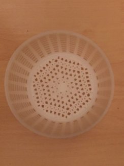 Milchfarbiger Korb