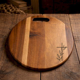 Rustikales Servierbrett aus Holz mit Gravur – rund mit Griff - Gratisinserat.ch