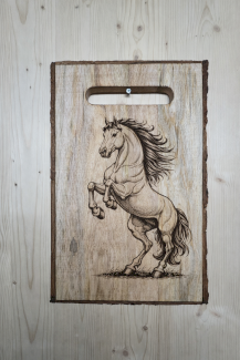 Rustikales Eichenbrett mit Baumrinde und Pferde-Gravur – 30×40 cm - Gratisinserat.ch