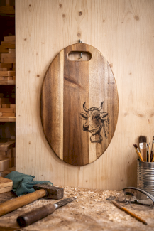 Servierbrett Nussbaum & Ahorn mit Kuh-Gravur – handgemacht - Gratisinserat.ch
