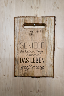 Rustikales Eichenbrett mit Baumrinde und Gravur „Genieße die kleinen Dinge“ – 30×40 cm