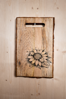 Rustikales Eichenbrett mit Baumrinde und Blumen-Gravur – 30×40 cm - Gratisinserat.ch