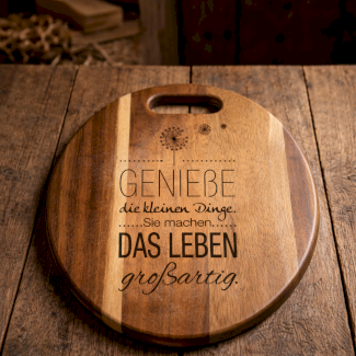 Rundes Schneidebrett aus Nussbaum und Ahorn mit Gravur – Ø 17–20 cm / Länge 30 cm