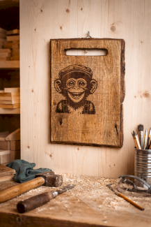 Rustikales Eichenbrett mit Baumrinde