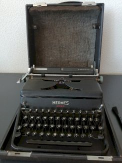 Schreibmaschine Hermes 3000 mit Koffer