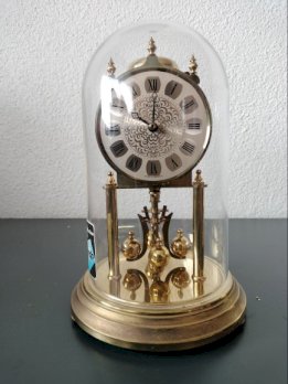 Kaminuhr mit Glockenschlag
