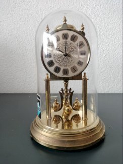 Kaminuhr mit Glockenschlag