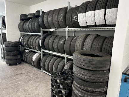 2 Stk 265/40R21 Pirelli P Zero  mit 4,5 mm Profil 
