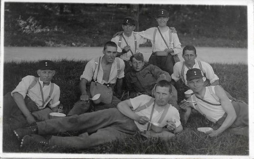 Militärfoto, Schweizer Armee Soldaten beim Mittagessen 1928 - Gratisinserat.ch