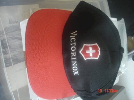 1 Vicorinox Cape / Kappe Schwarz-rot, neu, - Gratisinserat.ch