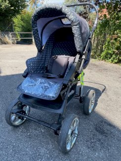Zusammenklappbarer Kinderwagen blau