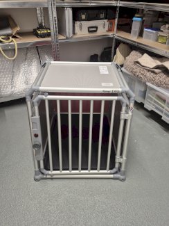 Hundebox neuwertig 4 pets pro  - Gratisinserat.ch